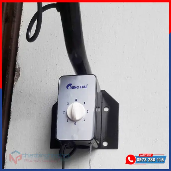Quạt treo tường công nghiệp Chinghai W243Đ sải cánh 600mm 9 Dây dật điều chỉnh tốc độ Quạt treo công nghiệp chinghai